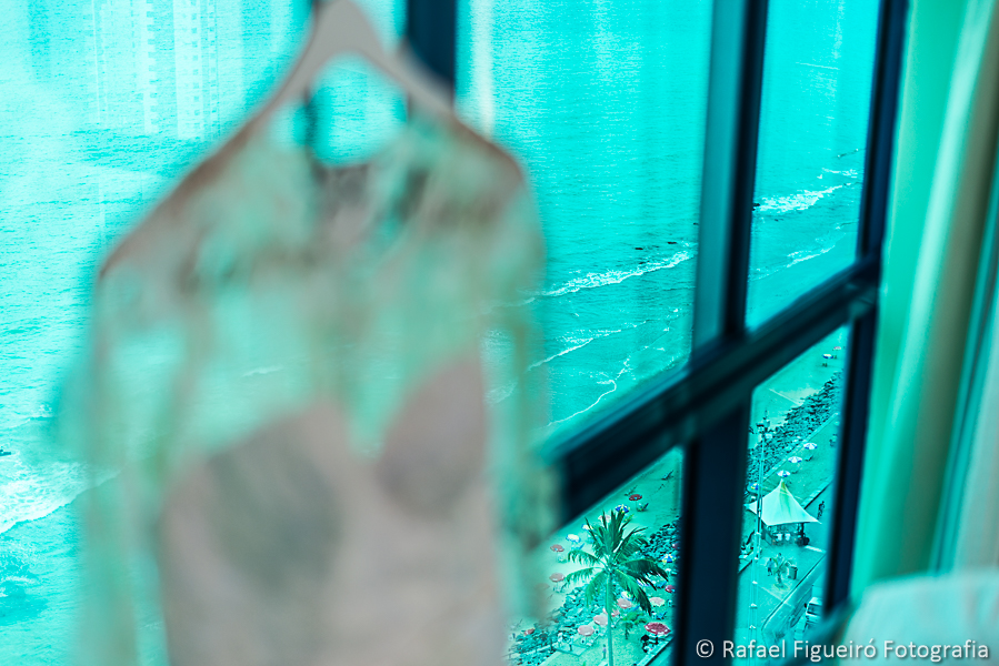 detalhe da barraca de côco da avenida Boa Viagem com vulto do vestido da noiva a frente fotografado por Rafael Figueiró melhor fotógrafo de casamentos de Recife-PE