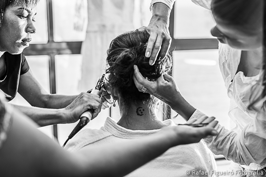 trabalho em equipe para produzir a noiva para o seu grande dia fotografado por Rafael Figueiró melhor fotógrafo de casamentos de Recife-PE