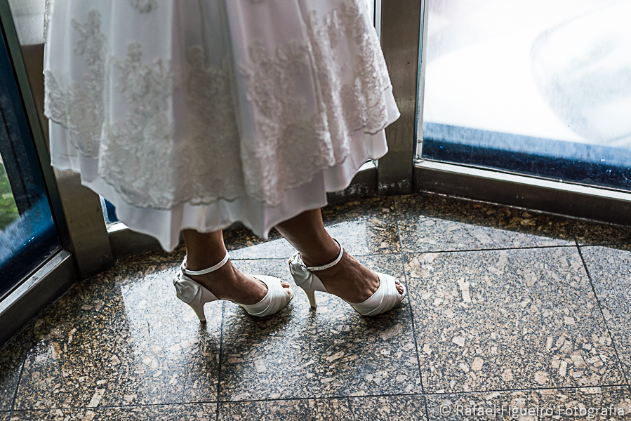 detalhe do sapato da noiva enquanto desce no elevador panorâmico fotografado por Rafael Figueiró melhor fotógrafo de casamentos de Recife-PE