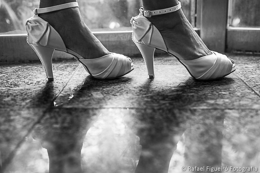 detalhe do sapato da noiva em contra luz enquanto desce no elevador panorâmico fotografado por Rafael Figueiró melhor fotógrafo de casamentos de Recife-PE