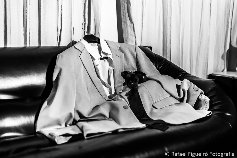 Terno do noivo jogado no sofá fotografado por Rafael Figueiró fotógrafo de casamentos em Recife Pernambuco