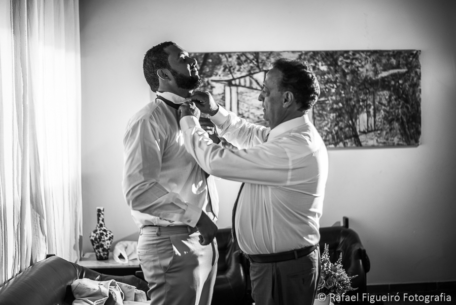 pai do noivo fazendo nó da gravata do filho fotografado por Rafael Figueiró fotógrafo de casamentos em Recife Pernambuco