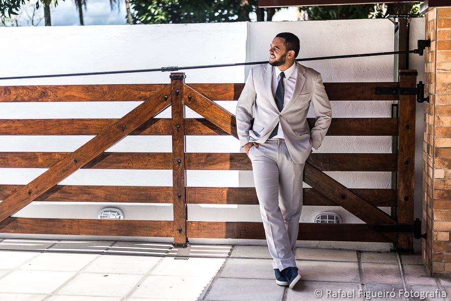 noivo esperando a noiva encostado em porteira de madeira fotografado por Rafael Figueiró fotógrafo de casamentos em Recife Pernambuco