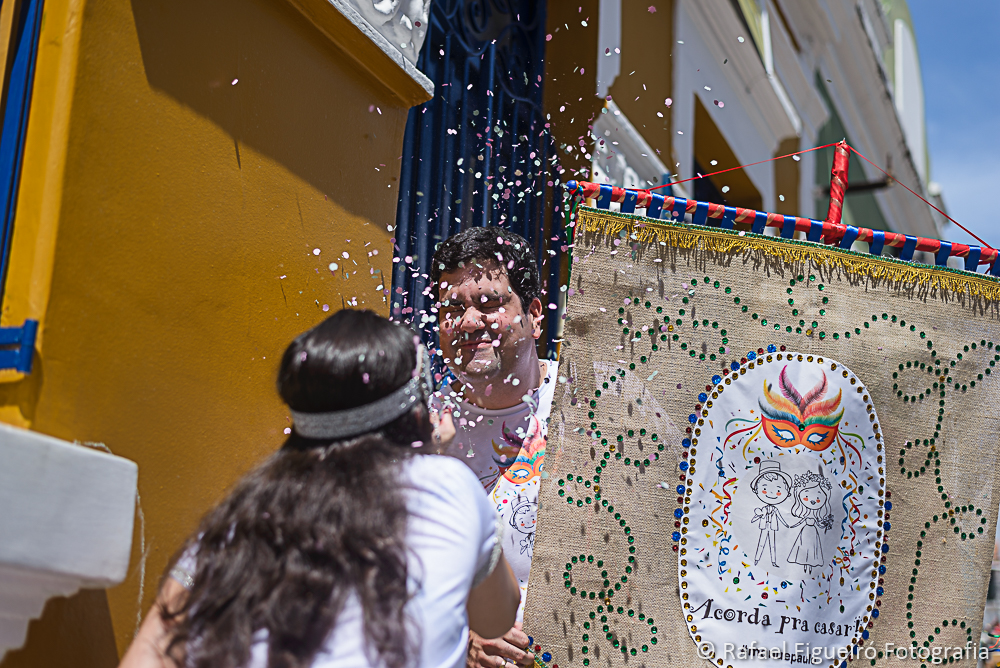 confeti serpentina carnaval de olinda casal casamento
