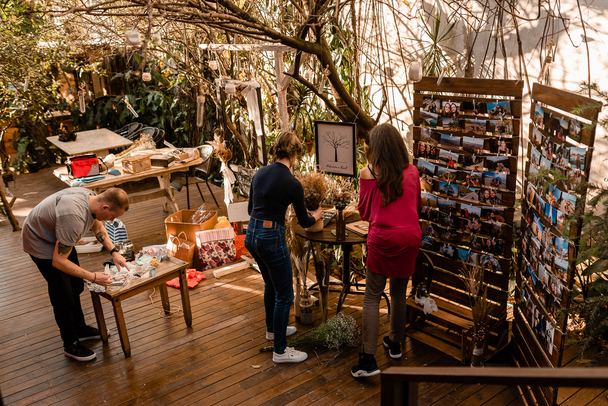 Família ajudando na decoração