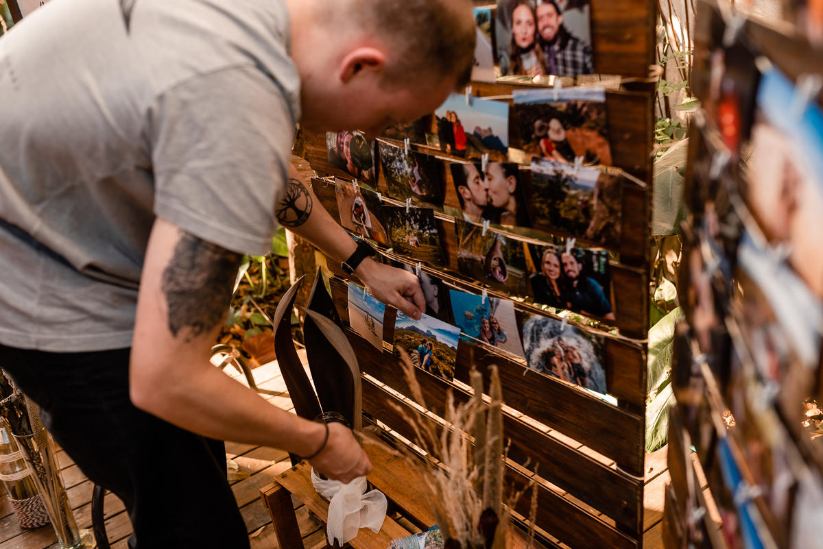 Família ajudando na decoração