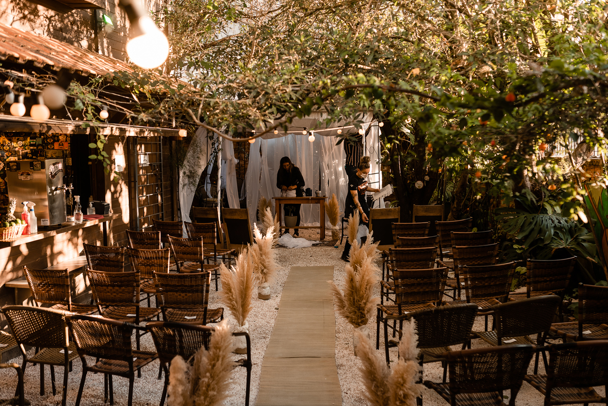 Família ajudando na decoração