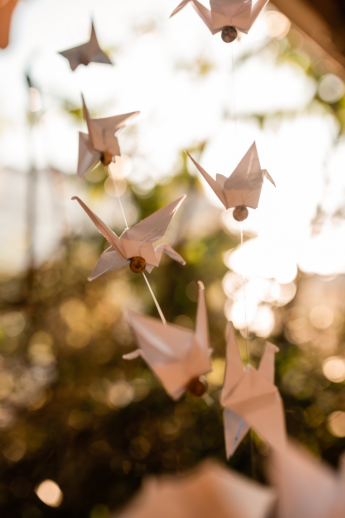 Família ajudando na decoração