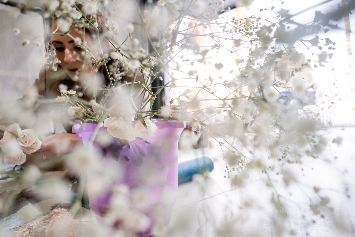 Noiva fazendo seu próprio Bouquet 