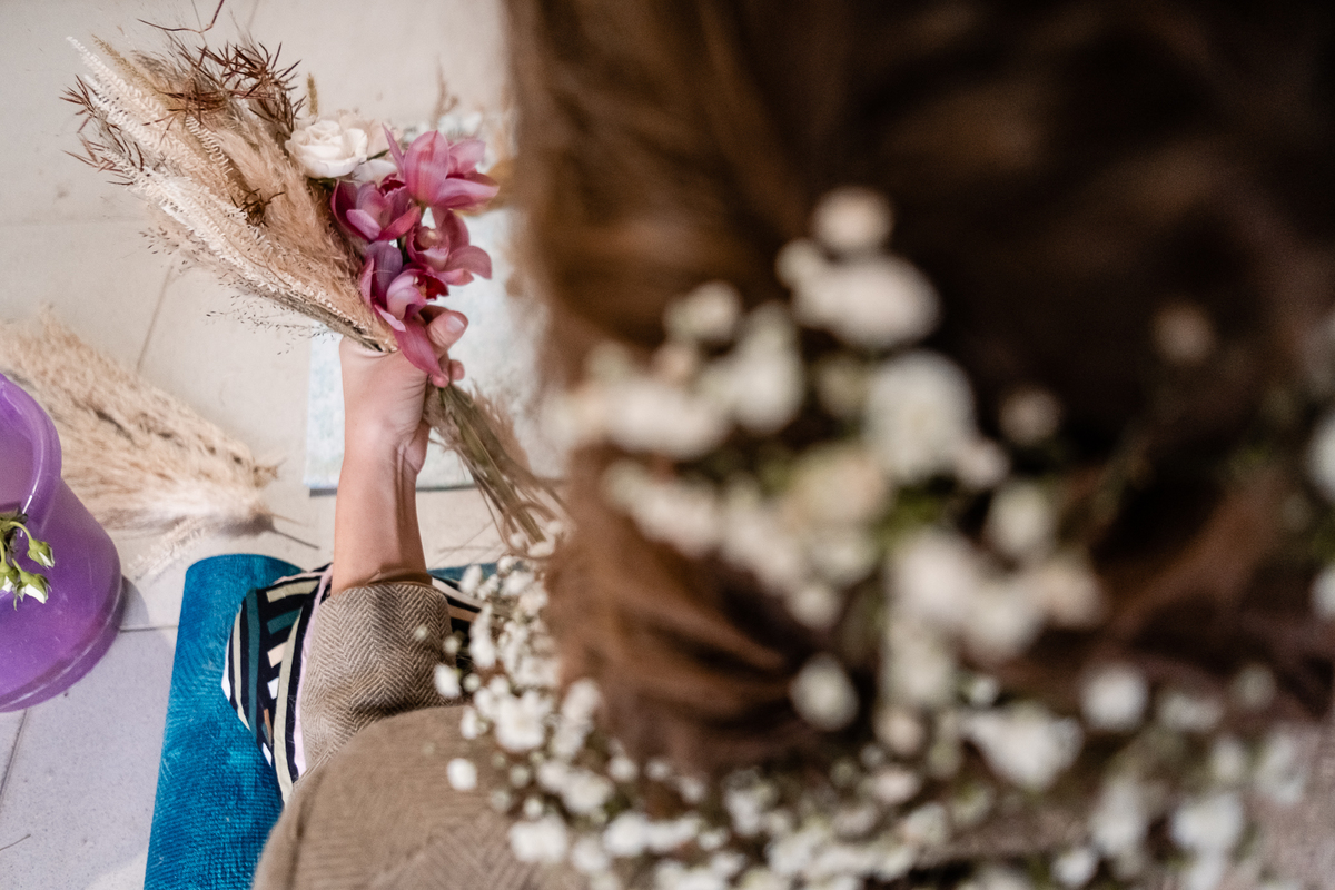 Noiva fazendo seu próprio Bouquet 
