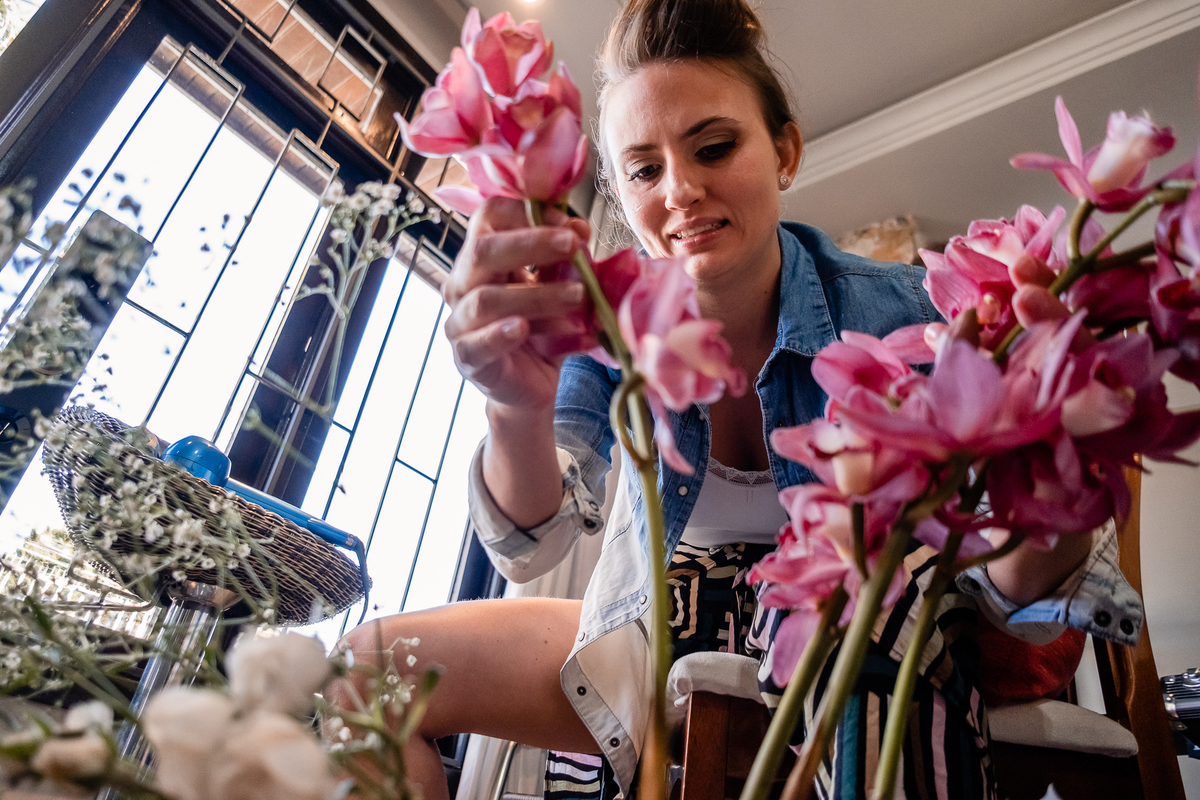 escolhendo as flores do buquet