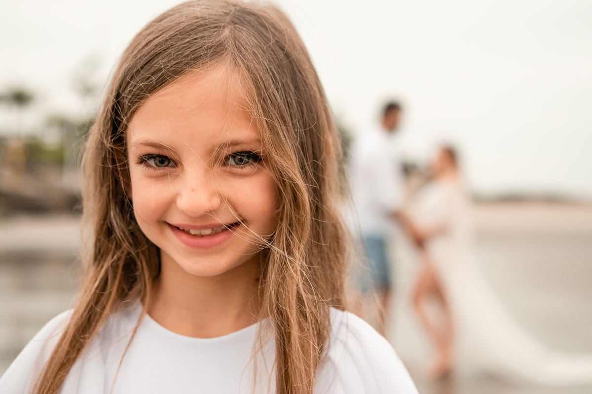 família gestante na praia