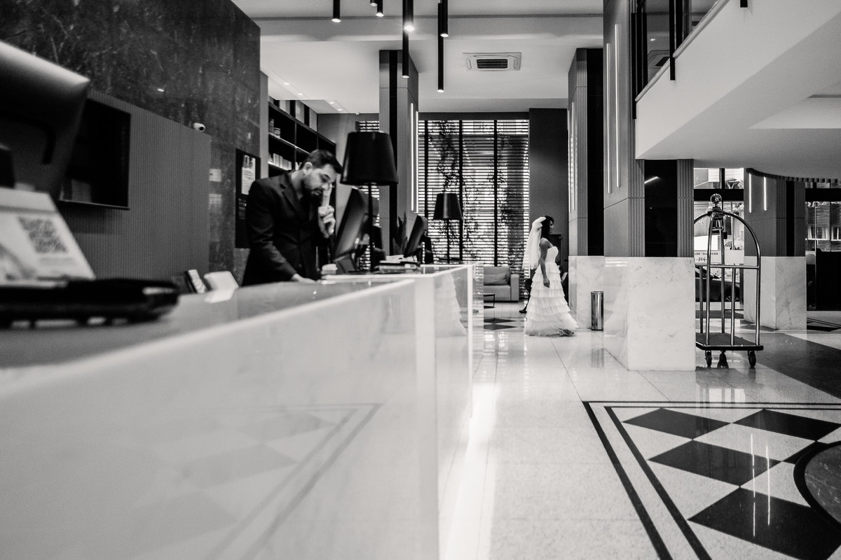 noiva saindo do hotel