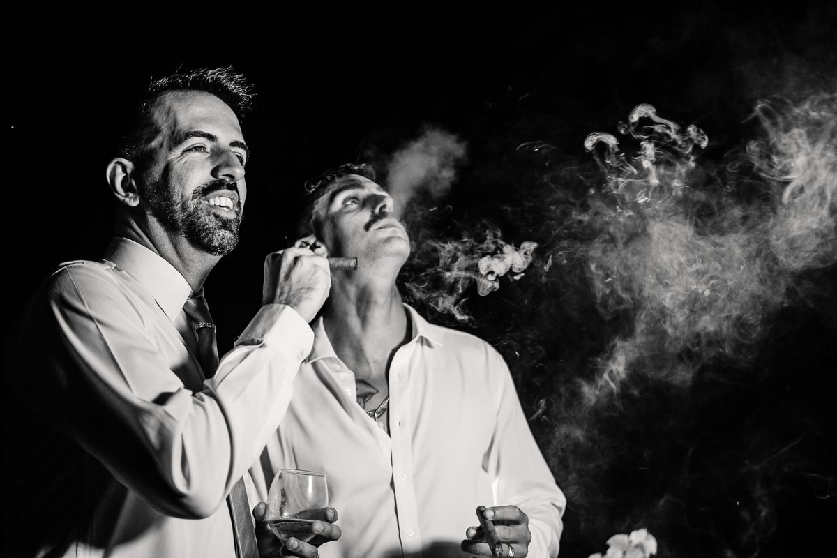 noivo fumando charuto