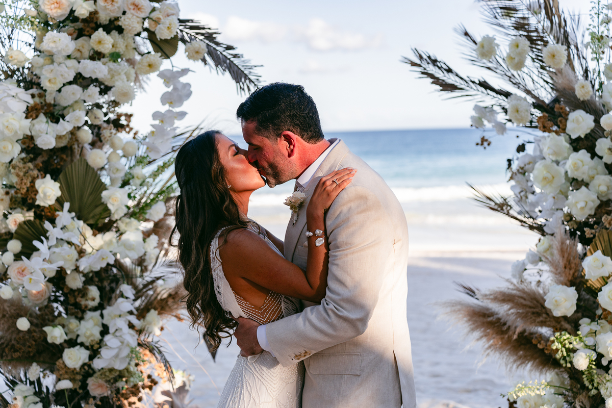 gabriela-felipe-beijo-praia-tulum