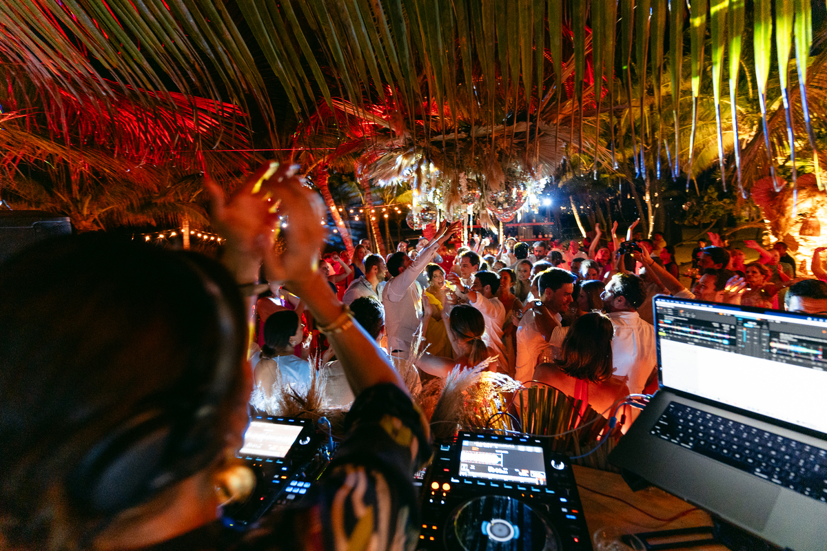 gabriela-felipe-dancando-praia-tulum
