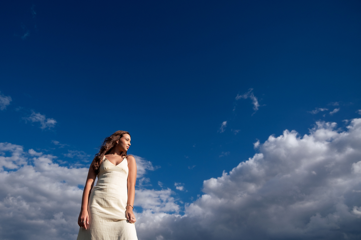leticia-vestido-amarelo-céu-azul