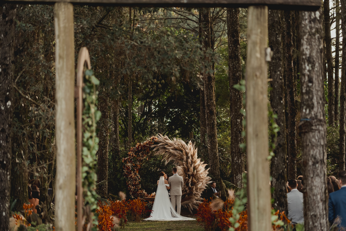 fotografo-casamento-ao-ar-livre-rancho-p-e-r-puruna-cerimonia