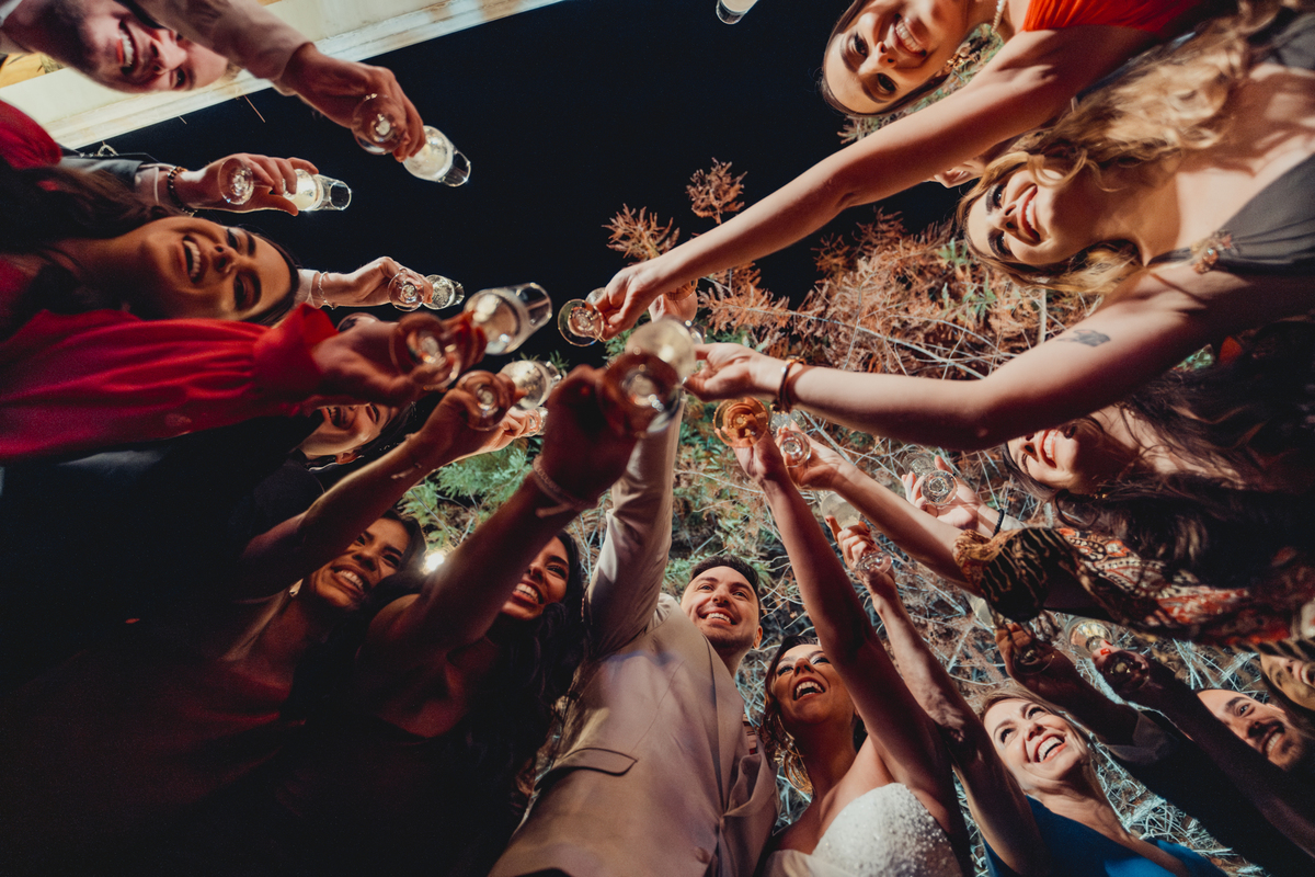 fotografo-casamento-ao-ar-livre-rancho-p-e-r-puruna-brinde