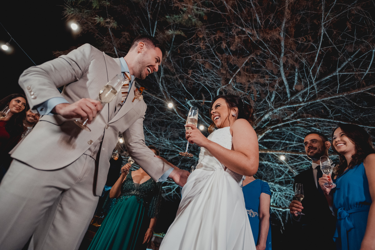 fotografo-casamento-ao-ar-livre-rancho-p-e-r-puruna-brinde