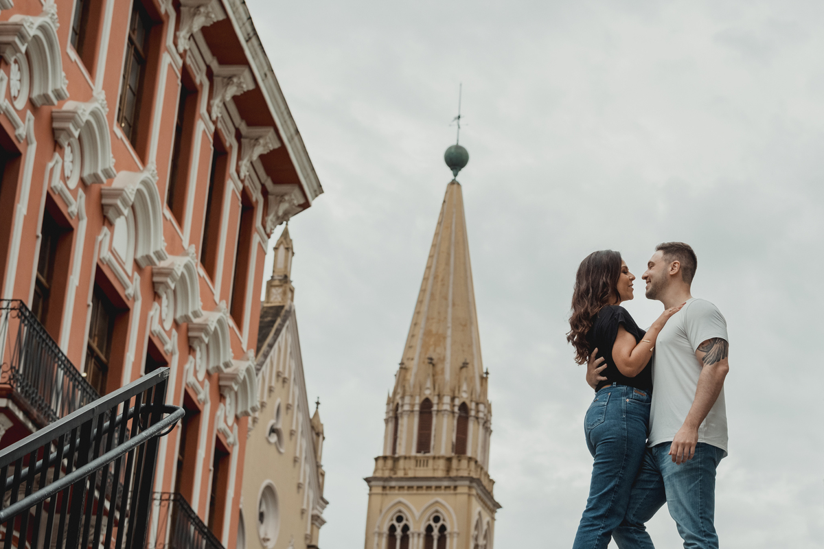 ensaio-pre-wedding-curitiba-largo-da-ordem-urbano