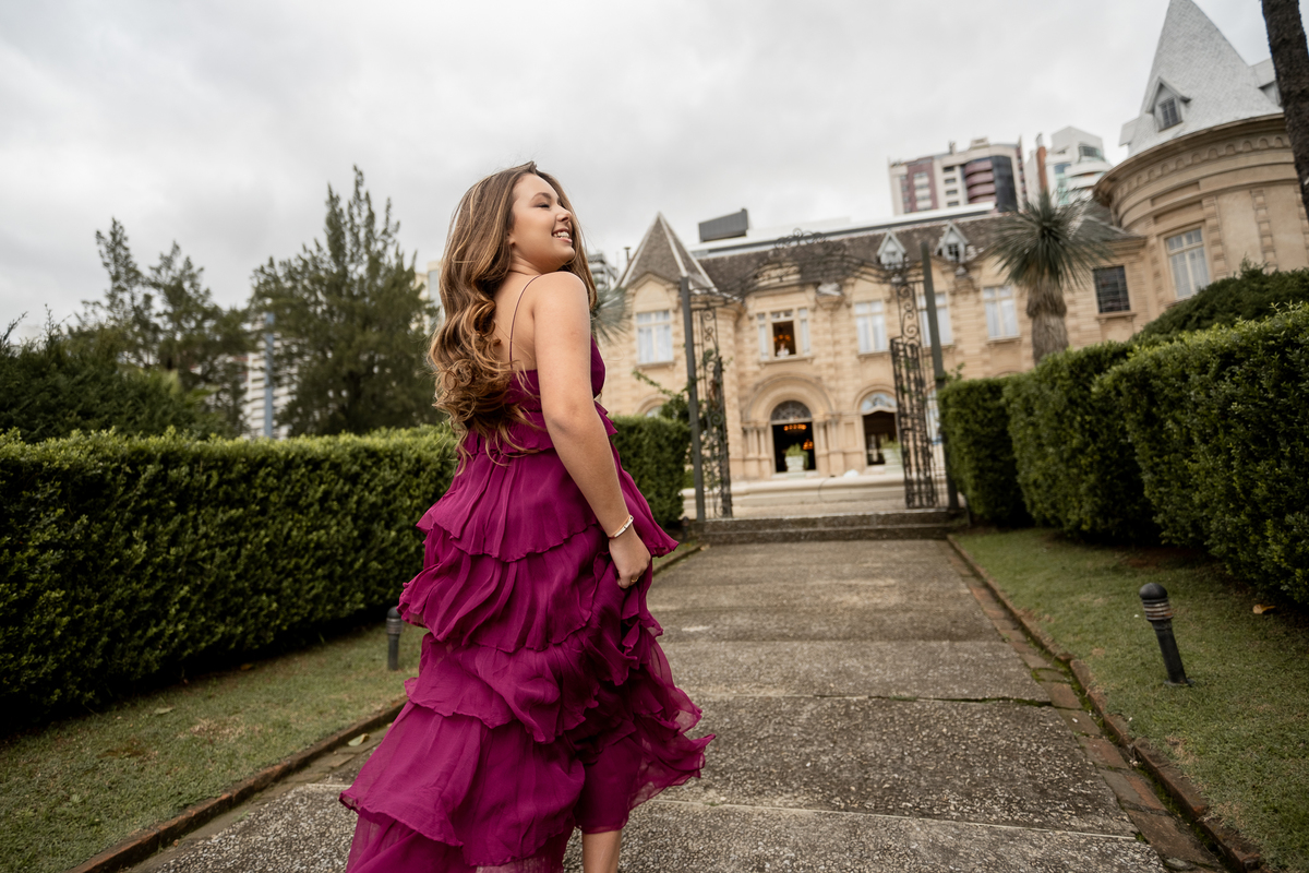 Ensaio de 15 anos no Castelo do Batel em Curitiba, vestido roxo