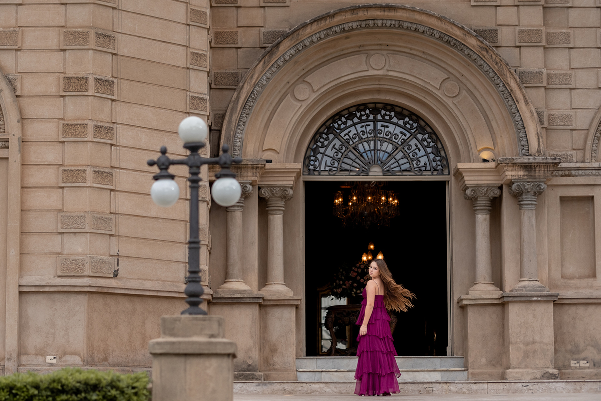 Ensaio de 15 anos no Castelo do Batel em Curitiba, vestido roxo