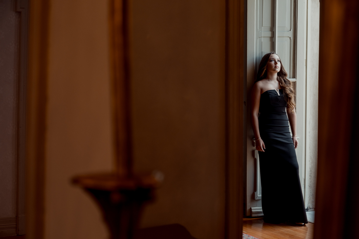 Ensaio de quinze anos com vestido preto no Castelo do Batel, Curitiba
