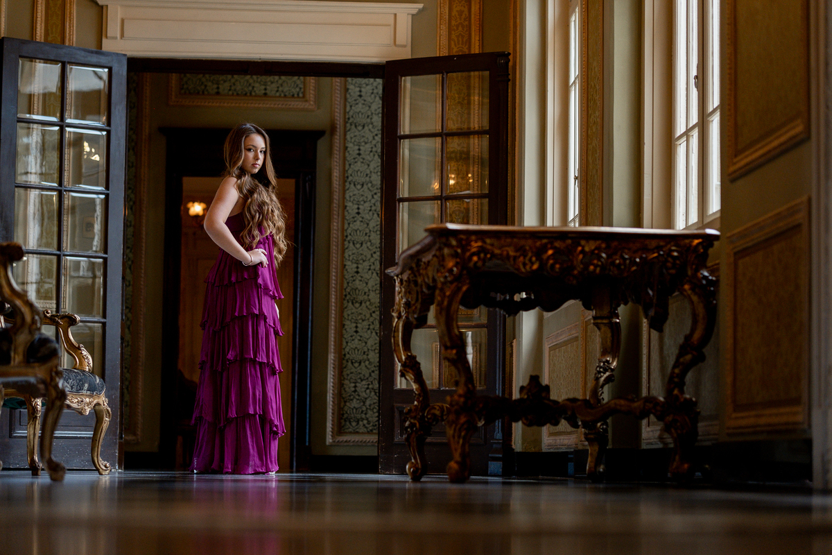 Ensaio de 15 anos no Castelo do Batel em Curitiba, vestido roxo