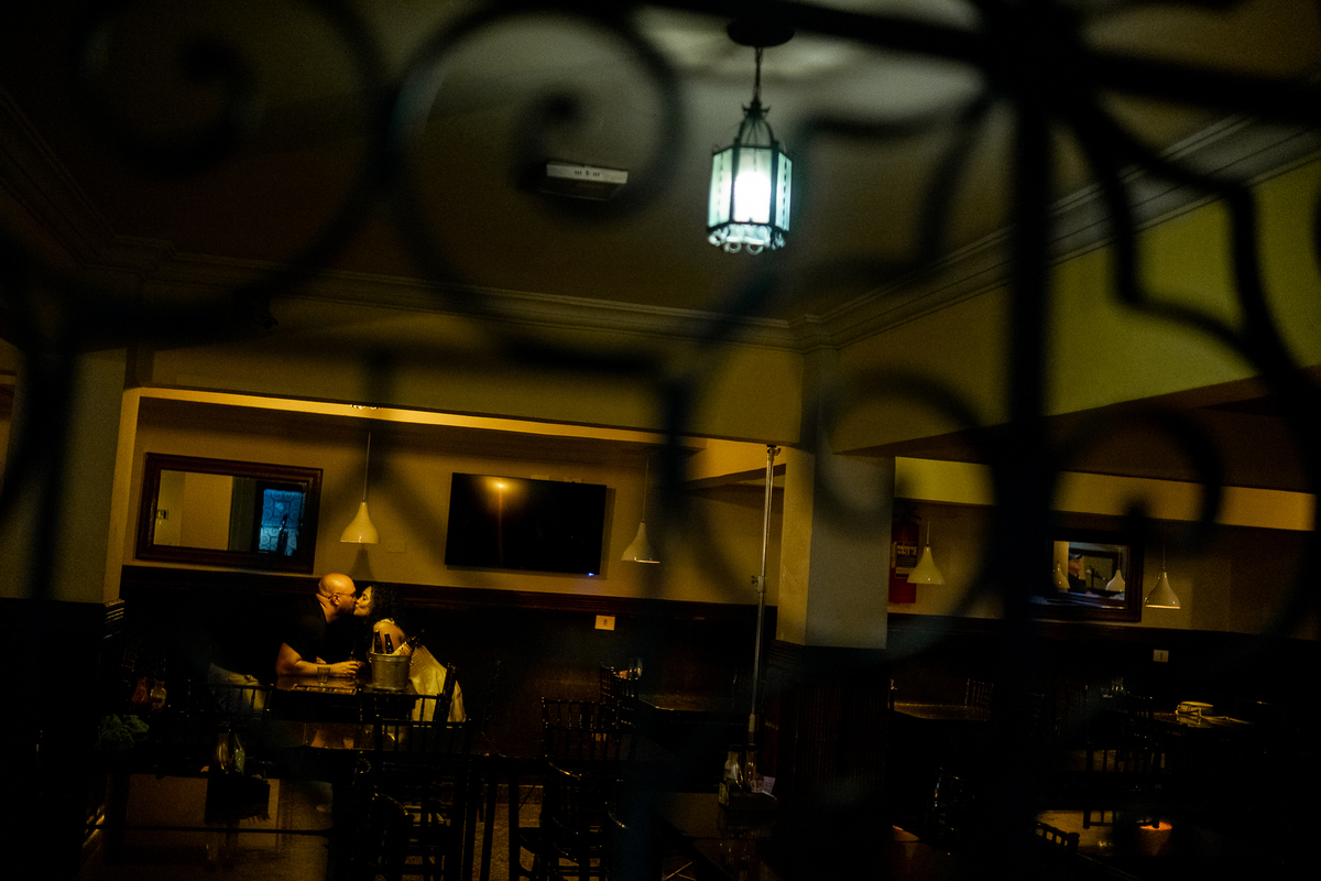 ensaio-restaurante-gato-preto-curitiba-casal