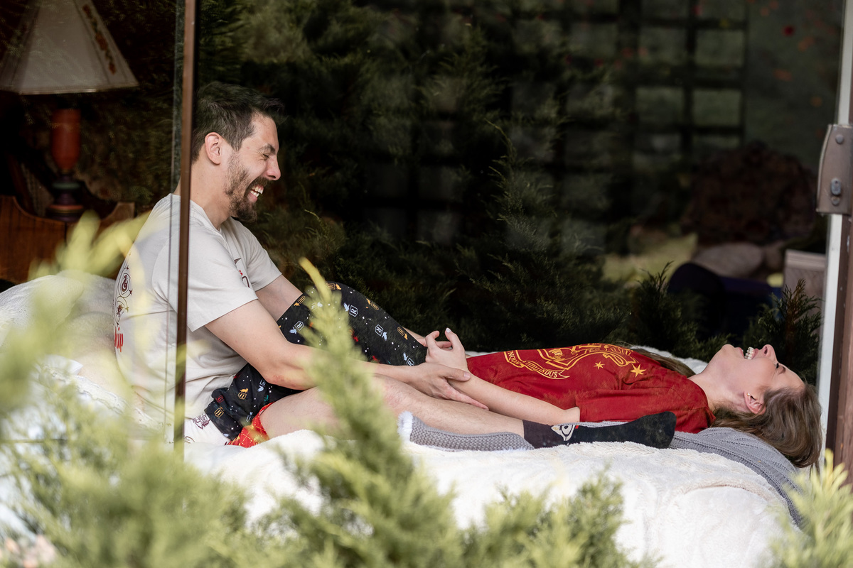 Casal em ensaio fotográfico no jardim do Recanto das Glicínias