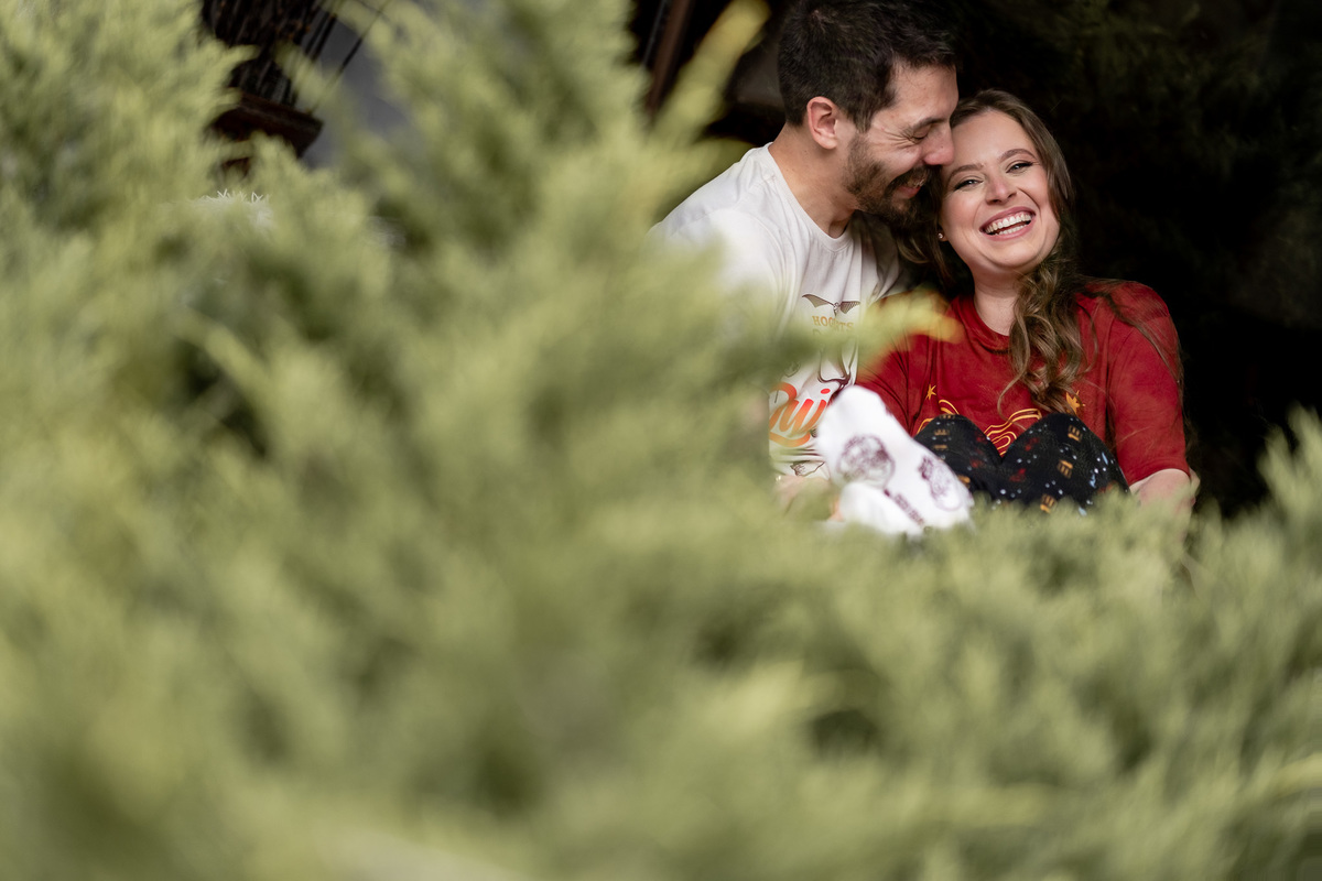 Casal em ensaio fotográfico no jardim do Recanto das Glicínias