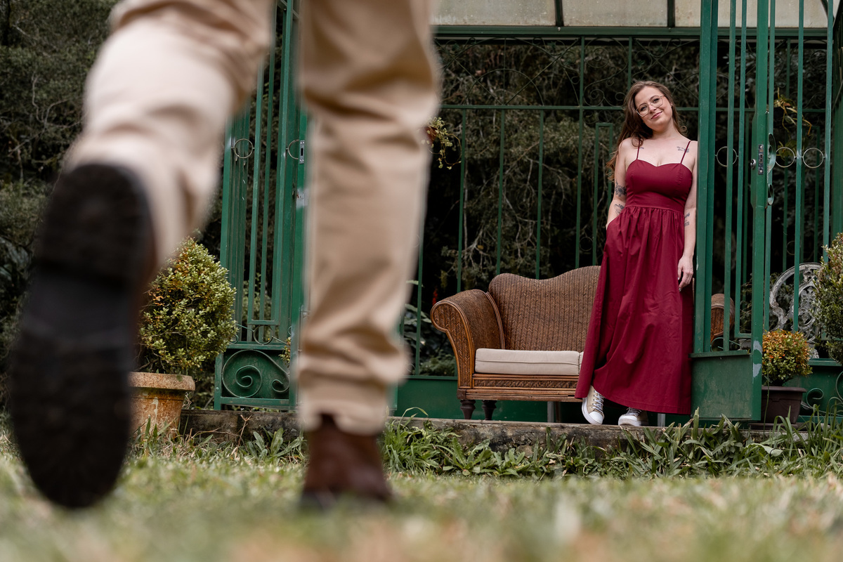Ensaio pré-wedding à beira do lago no Recanto das Glicínias, região de Curitiba