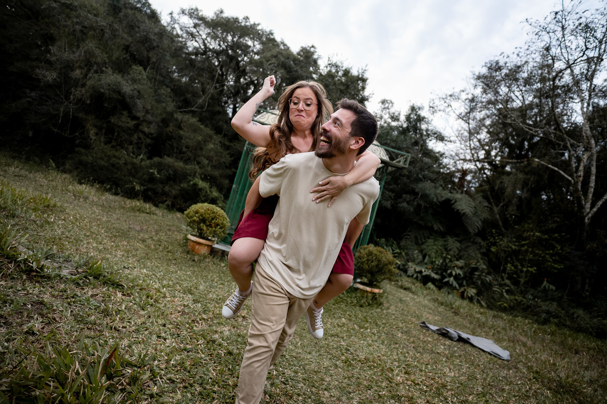 Ensaio pré-wedding à beira do lago no Recanto das Glicínias, região de Curitiba