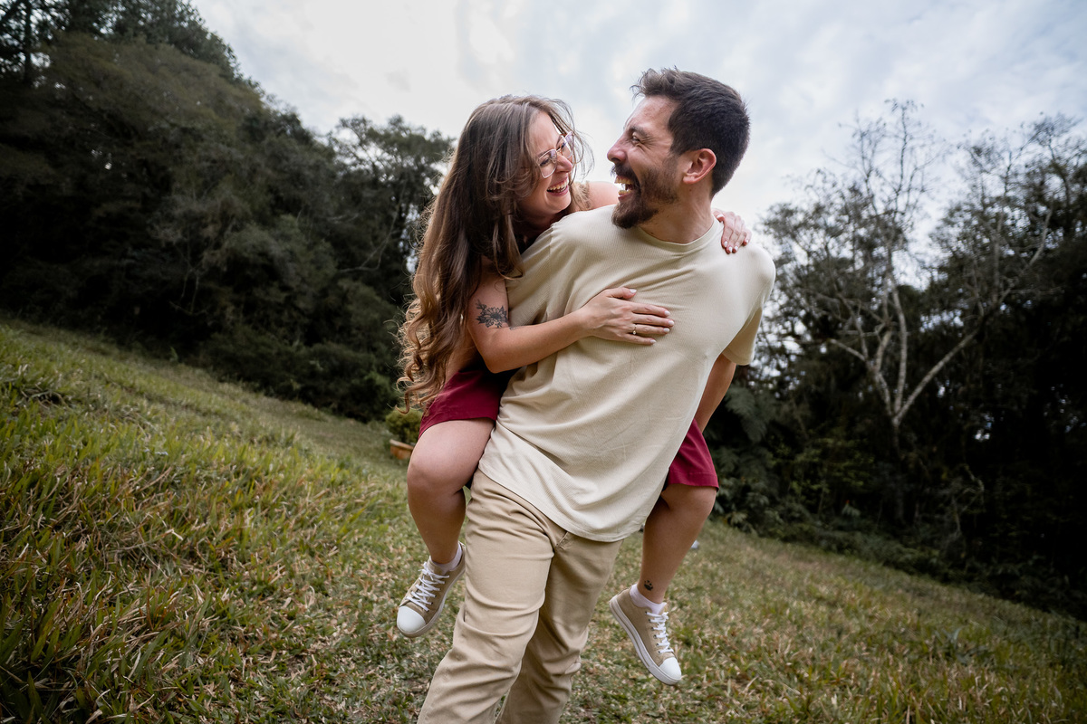 Ensaio pré-wedding à beira do lago no Recanto das Glicínias, região de Curitiba