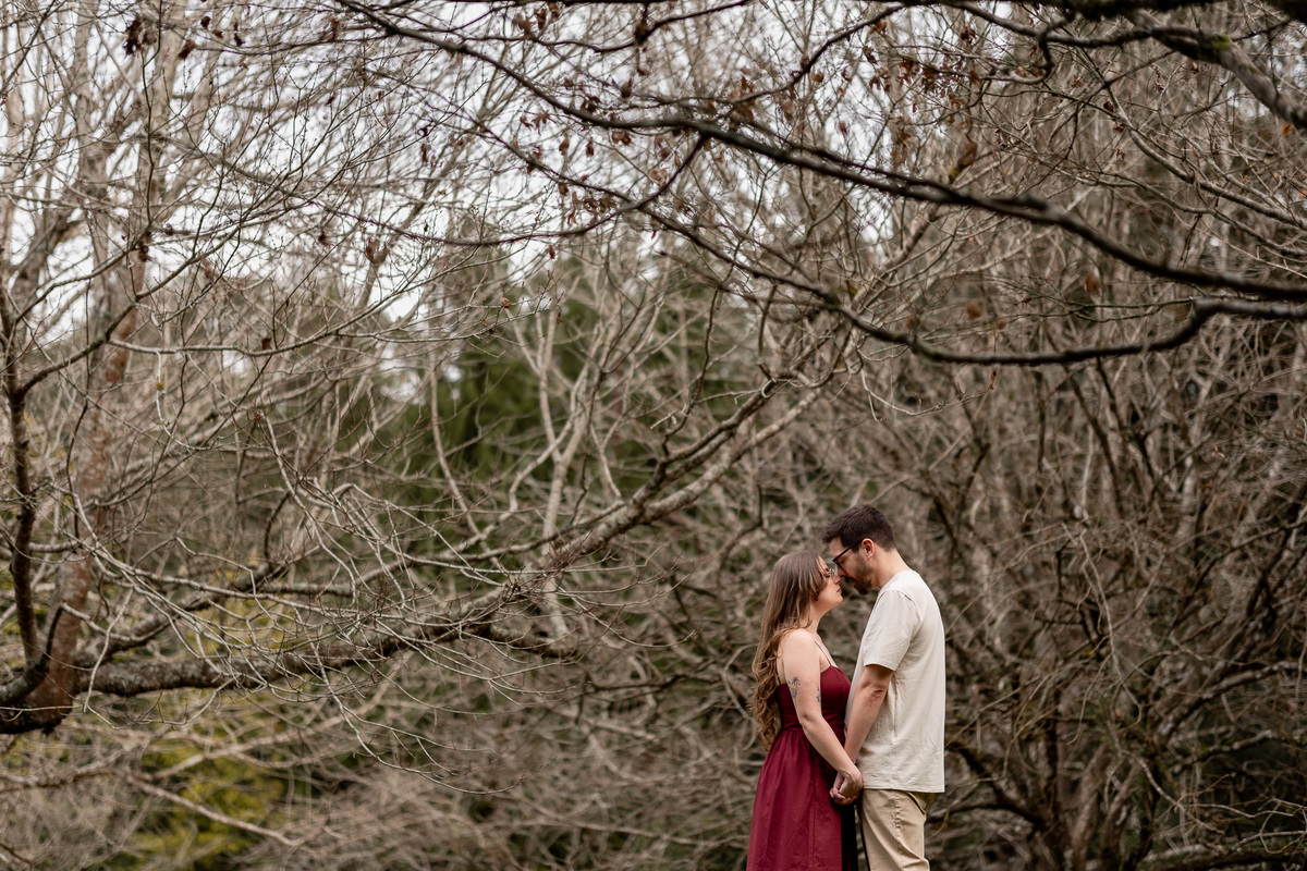 Ensaio pré-wedding à beira do lago no Recanto das Glicínias, região de Curitiba