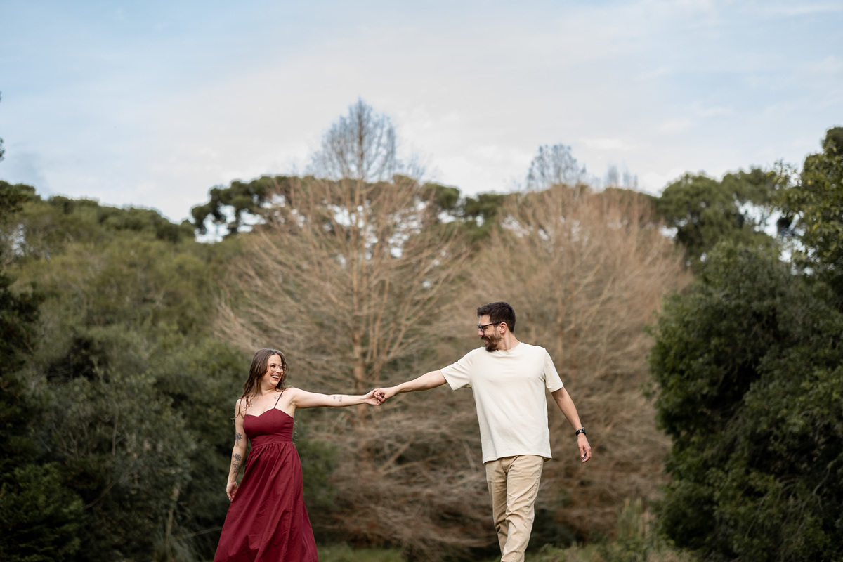 Momento de conexão e risada entre o casal durante ensaio pré-wedding