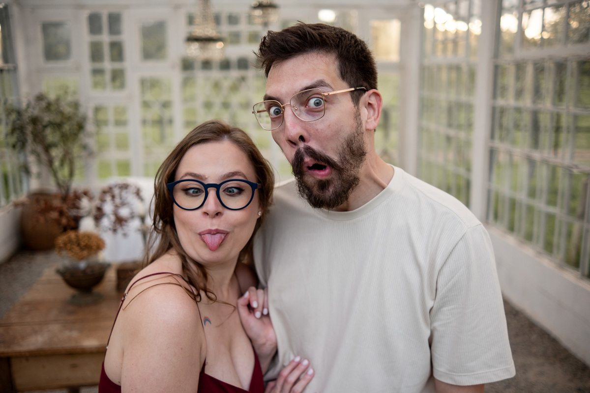 Momento de conexão e risada entre o casal durante ensaio pré-wedding