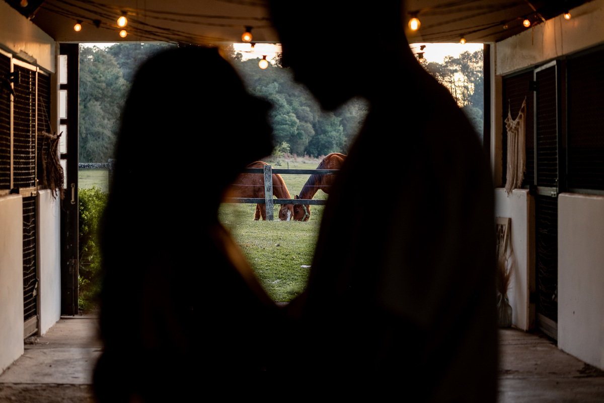 Cenário rústico do Recanto das Glicínias durante ensaio de casal em Piraquara