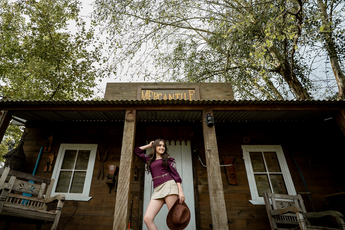 Debutante Rayssa no campo de lavanda do Lavandário dos Sonhos, São Luís do Purunã