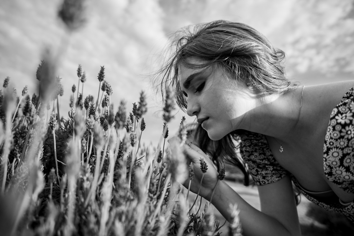 Debutante Rayssa no campo de lavanda do Lavandário dos Sonhos, São Luís do Purunã