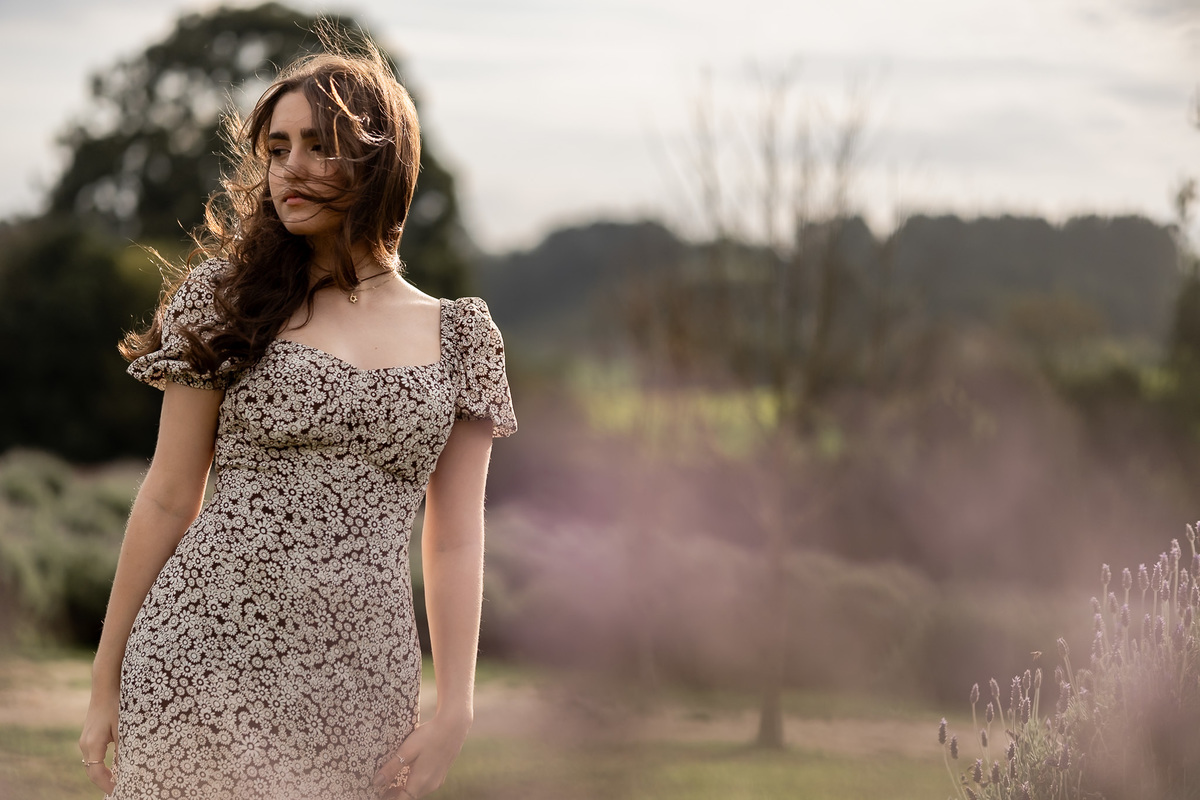 Debutante Rayssa no campo de lavanda do Lavandário dos Sonhos, São Luís do Purunã