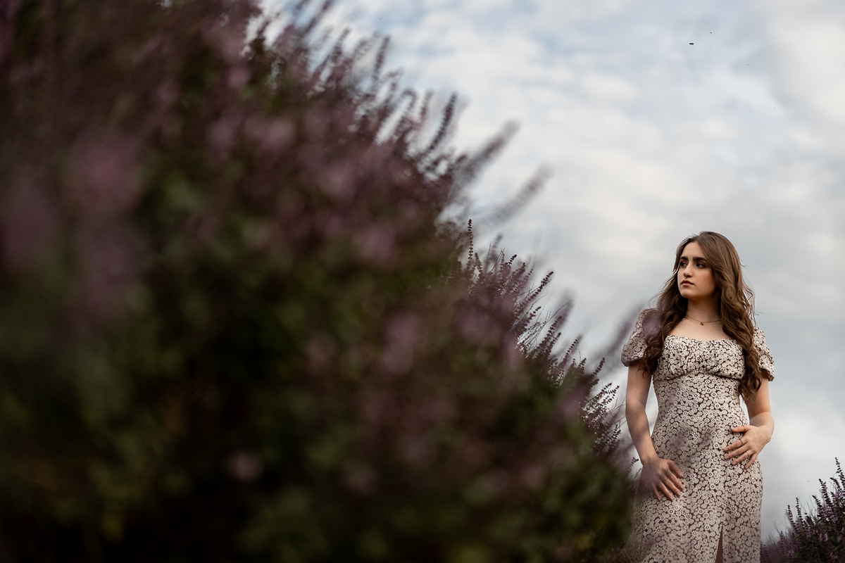 Debutante Rayssa no campo de lavanda do Lavandário dos Sonhos, São Luís do Purunã