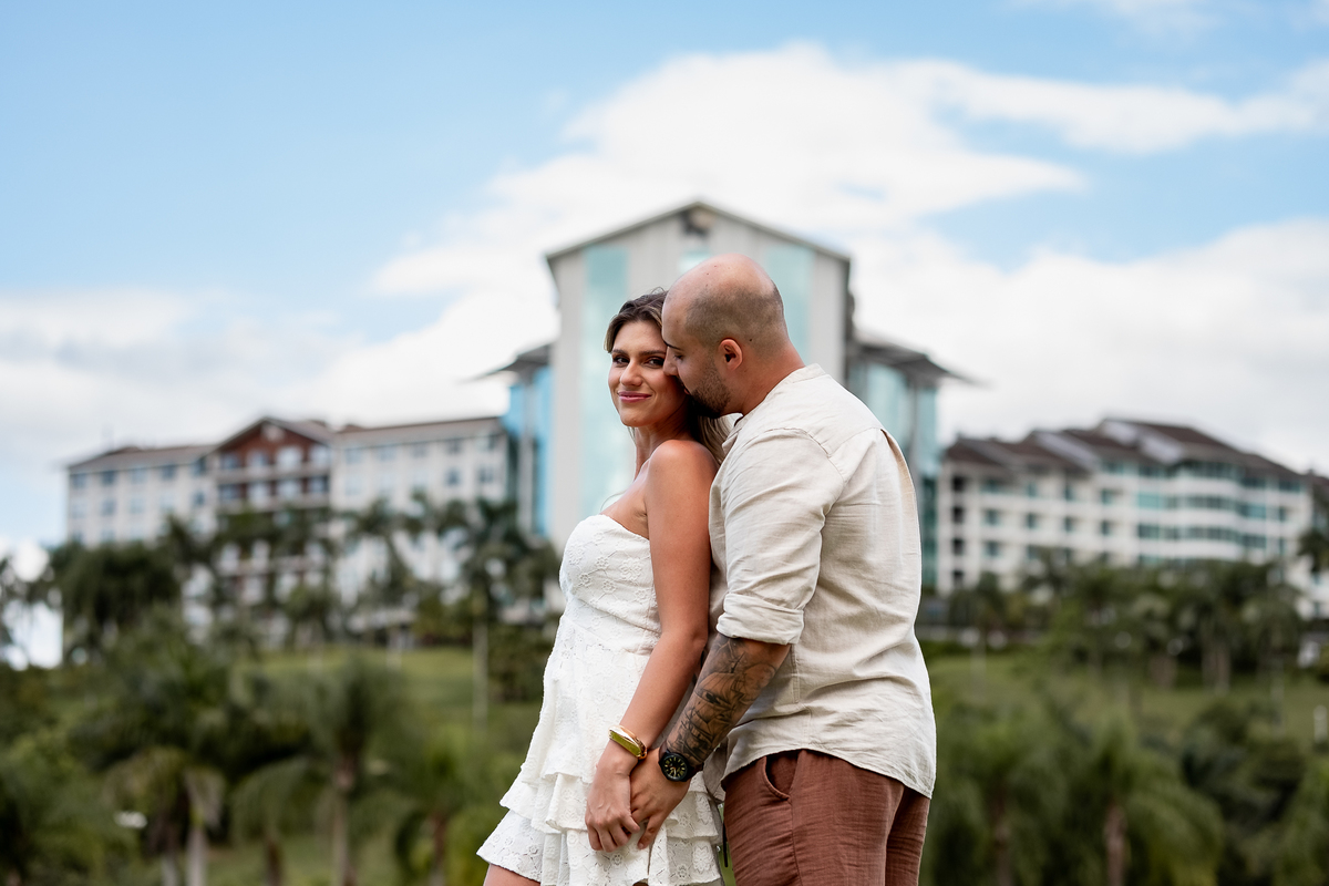 Luana e Gabriel na área externa do Fazzenda Park Resort