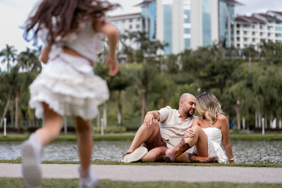 Analu brincando durante o ensaio pré-casamento dos pais
