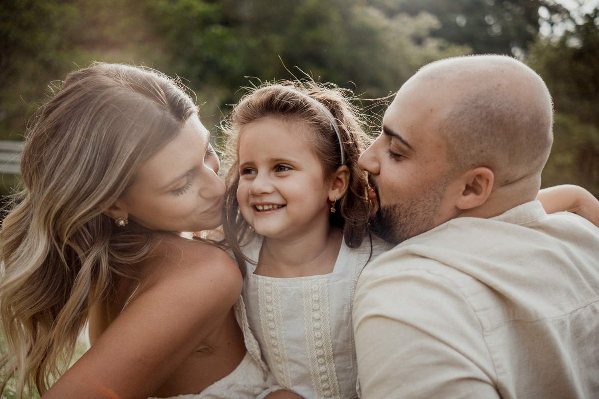 Analu brincando durante o ensaio pré-casamento dos pais