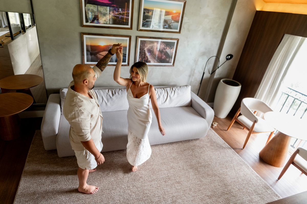 Luana e Gabriel no quarto do Fazzenda Park Resort, em Gaspar SC