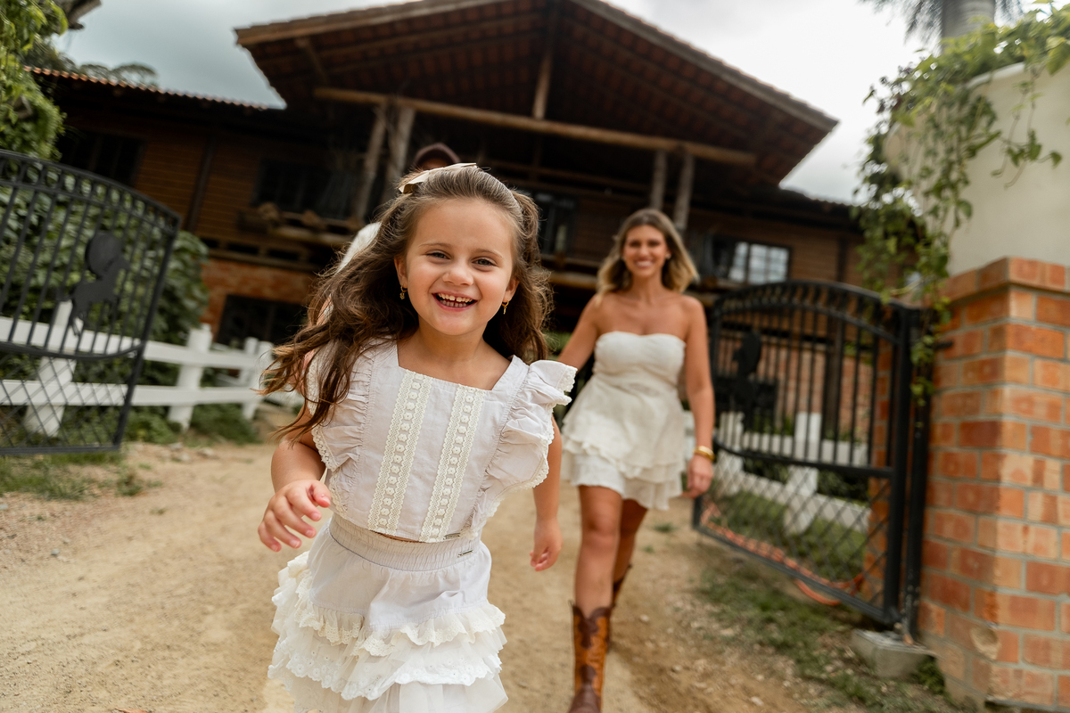 Analu brincando durante o ensaio pré-casamento dos pais