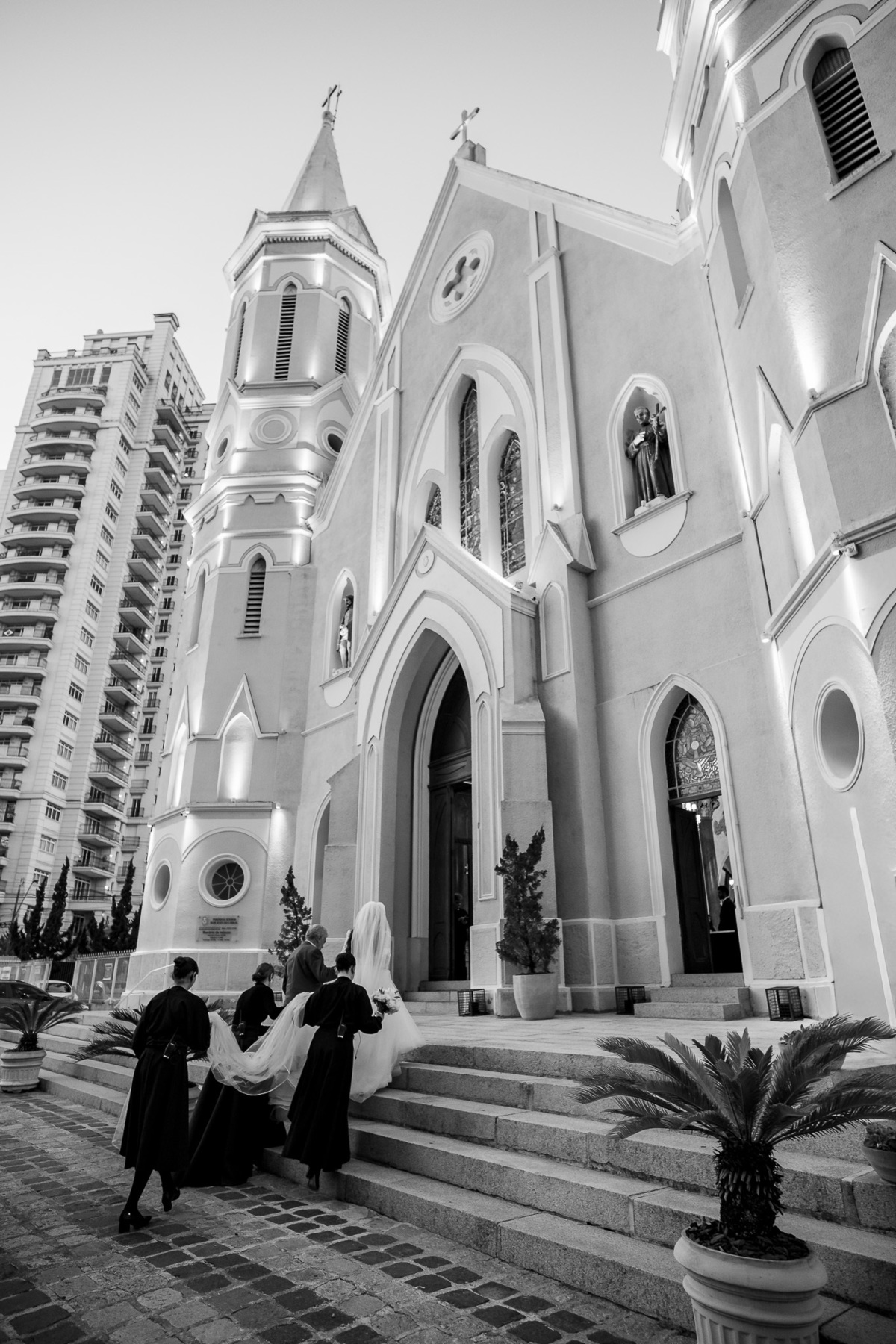 Entrada da noiva Ana Carolina na Igreja Bom Jesus do Cabral, em Curitiba