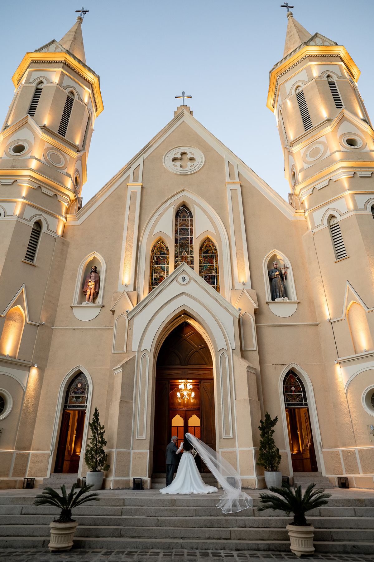 Entrada da noiva Ana Carolina na Igreja Bom Jesus do Cabral, em Curitiba